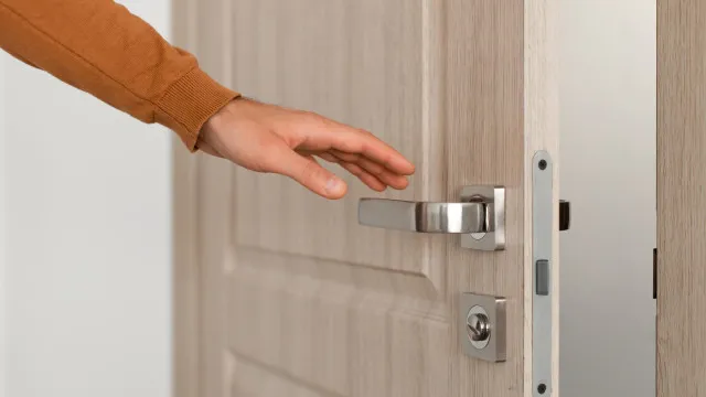 Ficam a brilhar! O guia que faltava para limpar portas de madeira
