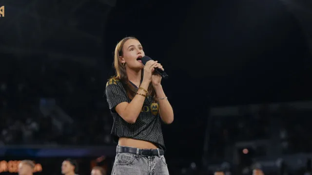 
                    De arrepiar. Filha de Hugo Lloris canta o hino americano à capela
                