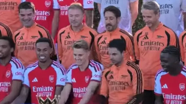 
                    E esta? Presença especial roubou as atenções na foto de época do Arsenal
                