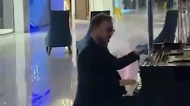 
                    Turquia: Com chuva forte (e inundações), pianista toca música de Titanic
                