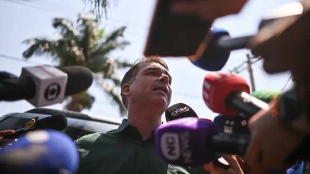 Bolsonaro diz que nomear o pai para cargos "não está no radar"
