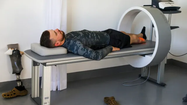 Ucranianos feridos na guerra curam corpo num antigo seminário em Ourém