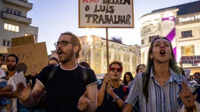 Milhares de manifestantes chegam com bombos entre aplausos à D. João I