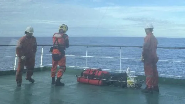Filipino resgatado ao largo de São Miguel após sofrer amputação de dedos