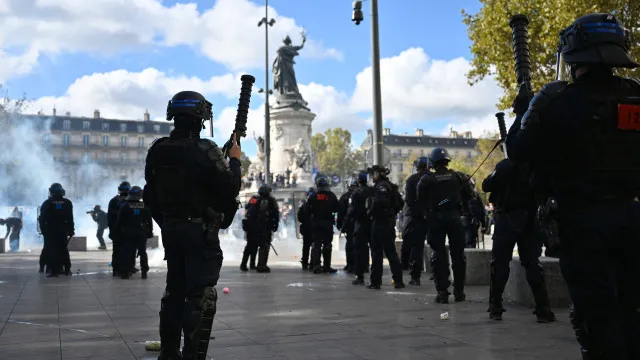 Dezenas de pessoas detidas em França em dia de novos protestos