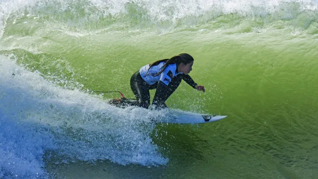 Francisca Veselko termina em 5.º lugar na prova de surf em Peniche