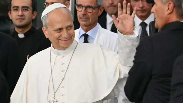 Papa Leão XIV deixa hospital com um sorriso e sob aplausos. As imagens