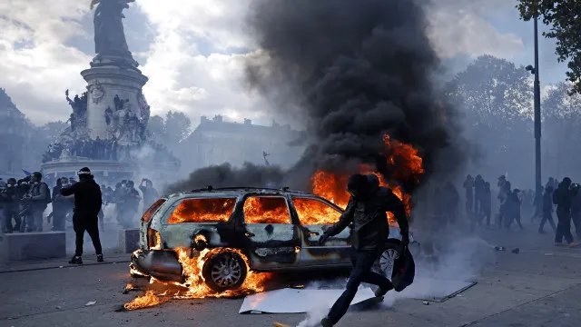 
                    Manifestantes provocam incêndios e danificam edifícios em cidades francesas
                