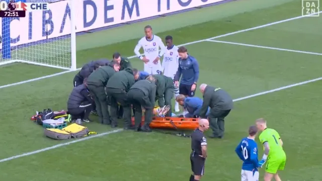 
                    Arrepiante. Emiliano Martínez saiu de maca do jogo após choque violento
                