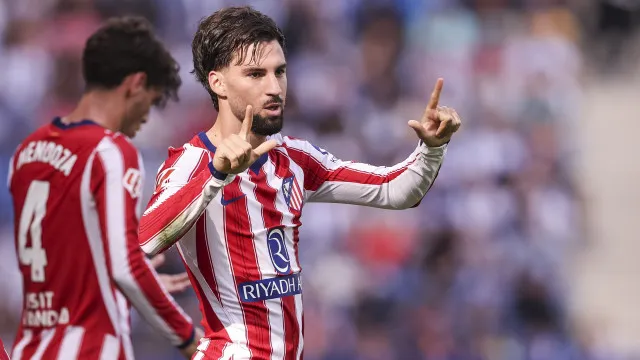 Atlético de Madrid vence com golo tardio e pressiona líder Barcelona