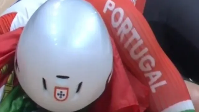Agarrado à bandeira e em lágrimas. A emoção de Iúri Leitão após a medalha