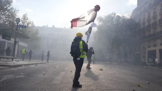 
                    Mais de 500 mil nos protestos em França. Manifestante com mão amputada
                