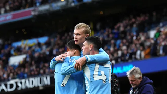 City soma 7.º triunfo seguido, Liverpool bate Brentford com reviravolta