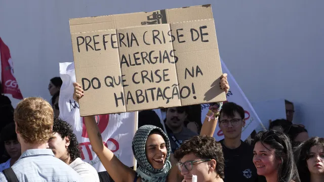 
                    200 pessoas manifestaram-se em Faro contra preços elevados das casas
                