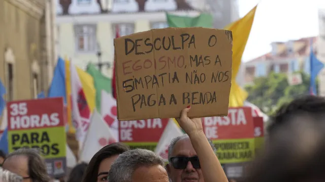 Antes de acampada, Lisboa saiu à rua pela habitação. Eis as imagens