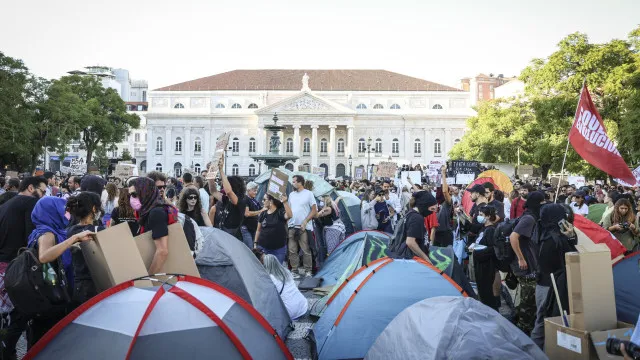 Manifestantes montam tendas e enchem Rossio com cartazes contra o Governo