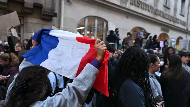 
                    800 mil pessoas participaram nos protestos em França. O que aconteceu?
                