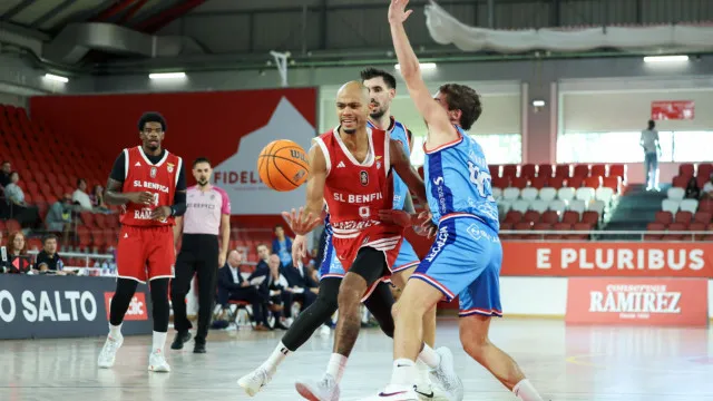 
                    Benfica bateu Oliveirense, Sporting caiu com estrondo e FC Porto tremeu
                