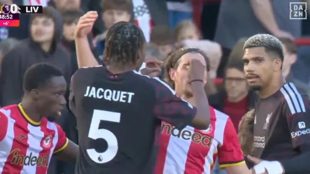 O que se passou aqui? Médio do Brentford perdeu a cabeça e foi expulso