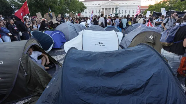 Jovens acampam contra "especulação" imobiliária e política do Governo