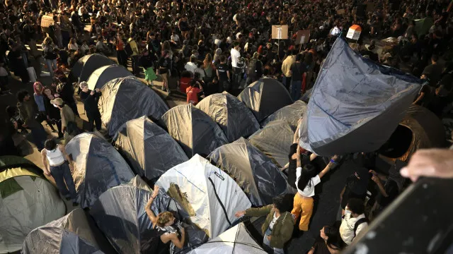 
                    Manifestantes no Porto decidem voltar a acampar na Praça D. João I
                