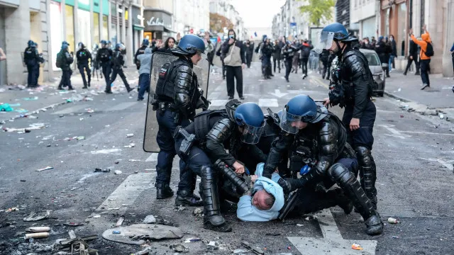 400 pessoas detidas em protestos violentos em França