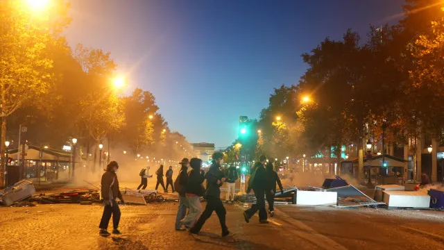 França decreta recolher obrigatório noturno em Paris e cidades do norte