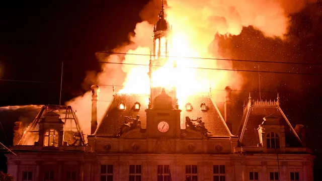 
                    Manifestantes incendeiam edifício de autarquia francesa: 