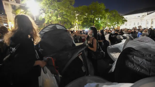 
                    Manifestantes gritam no Rossio: 