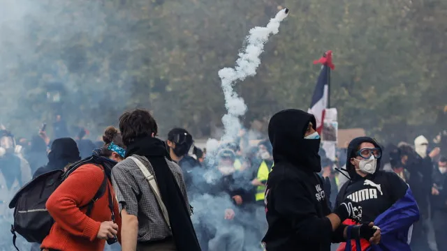 Cinco pessoas em estado crítico em Paris durante protestos em França