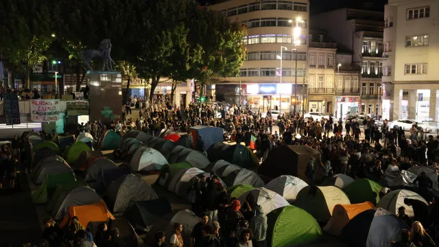 Manifestantes continuam na Praça D. João I no Porto