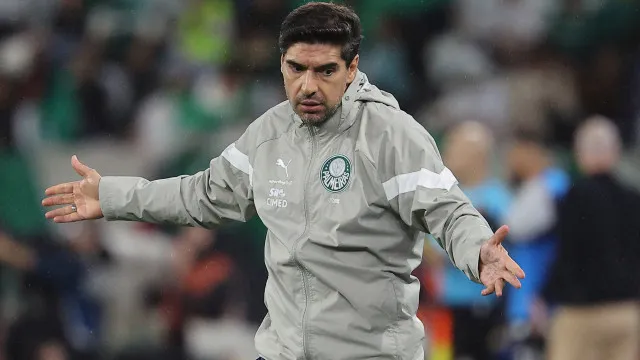 Palmeiras de Abel resiste a expulsão insólita e salta para a liderança