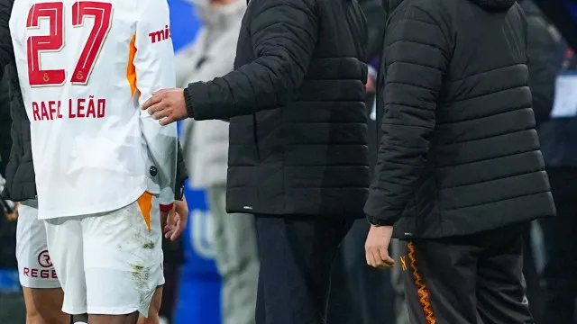 Entrou e saiu 16 minutos depois. O que se passou com Rafael Leão?