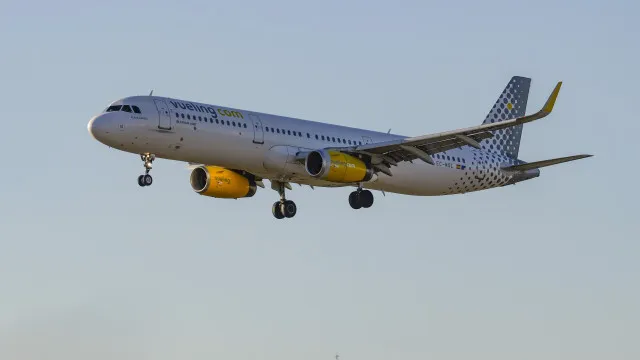 
                    Avião aterra de emergência após colidir com pássaros. Motor incendiou
                