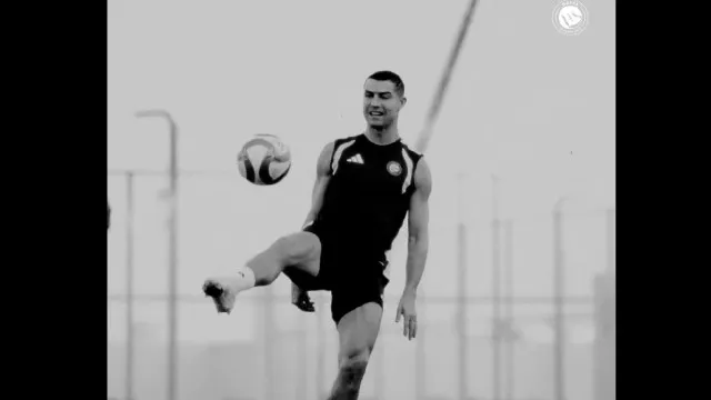 CR7 não perde o sorriso e mostra pontaria afinada no treino do Al Nassr