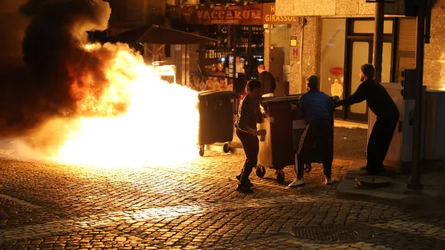 
                    Contentor em chamas rompeu noite tranquila de movimento no Porto
                