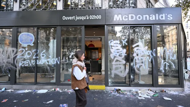 
                    França. Autoridades condenam violência que afetaram 1.500 comerciantes
                