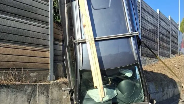
                     Pessoa encarcerada após despiste no IC17. Carro ficou na vertical
                