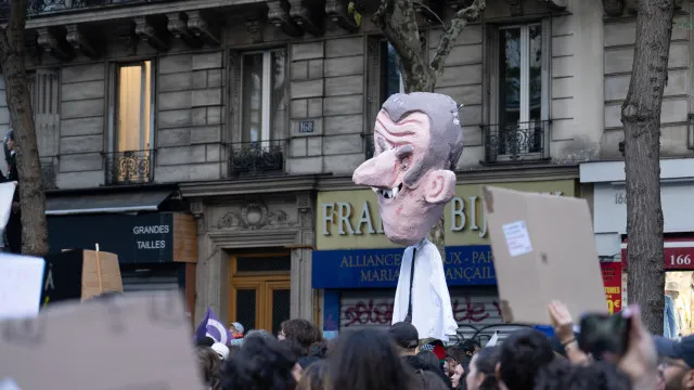 
                    Macron discursa esta noite após violência em protestos em França
                
