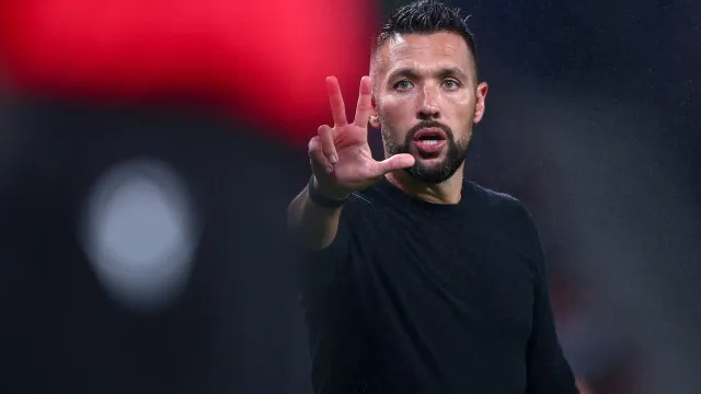 Farioli com várias surpresas. Os onzes para o jogo entre FC Porto e PSV