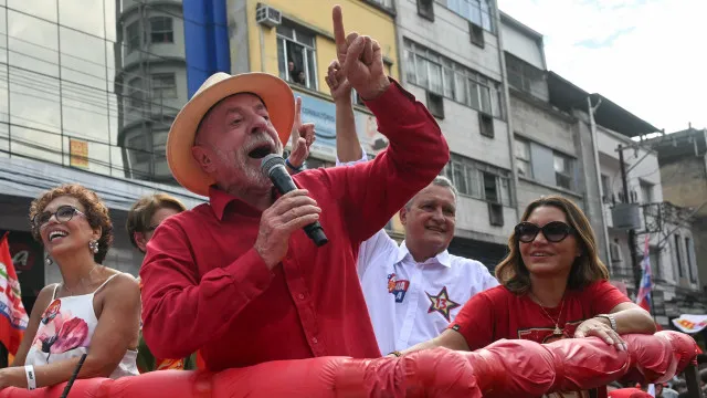 
                    Eleições no Brasil. Emigrantes lutam pela 