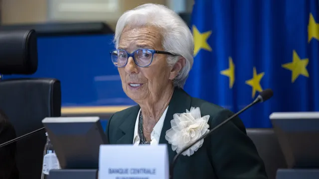 
                    Lagarde pede a Putin que coloque a paz em primeiro plano para a economia
                