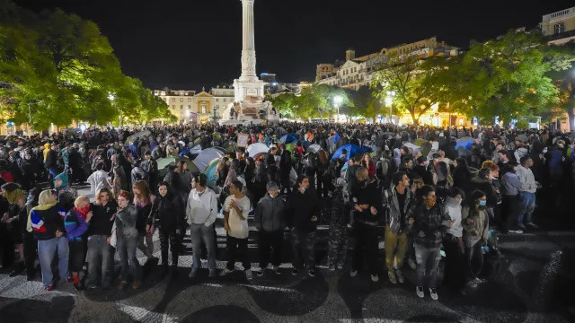 
                    Manifestantes votam regresso da acampada ao Rossio, mas há dúvidas
                