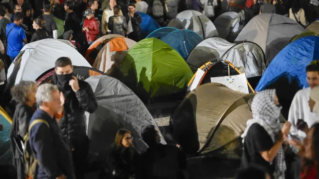 "Não dá mais? Então monta a tua tenda!" As imagens da acampada em Lisboa