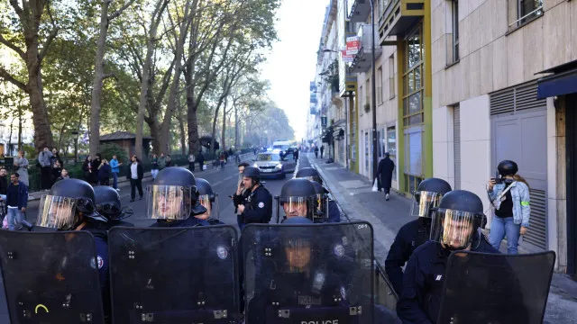 
                    Novos episódios de violência em Paris. Mobilizada polícia de choque
                