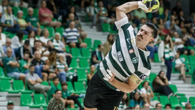 
                    Sporting vence Águas Santas. FC Porto mete a oitava e divide trono
                