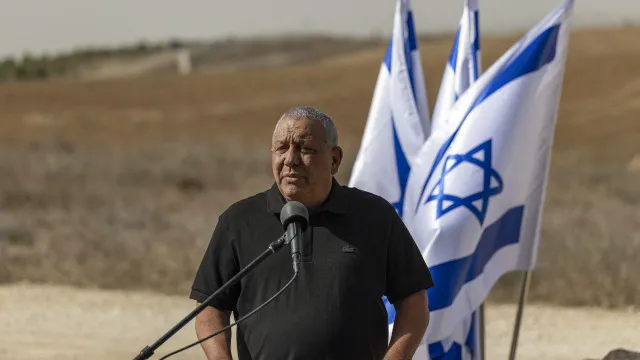 
                    Principal rival de Netanyahu reage a apoio de Trump: 