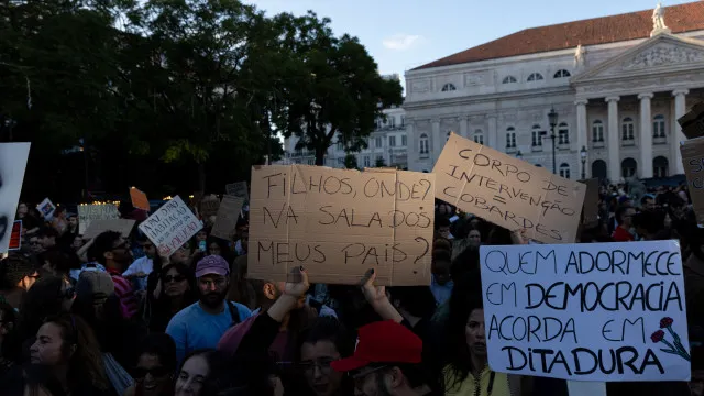 
                    Protestos pela habitação em Lisboa contam com testemunhos de cidadãos
                
