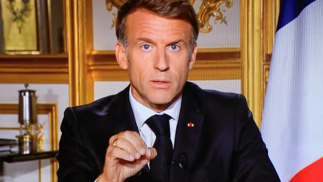 
                    Macron pede ao governo que retire 