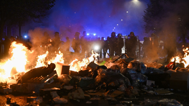 Cerca de 2.400 detenções em França com 997 polícias e agentes feridos